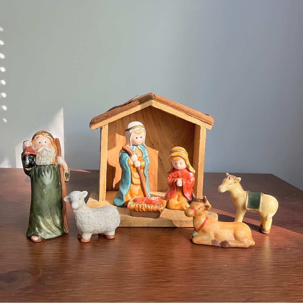 Vintage Home for the Holidays Porcelain Nativity Scene with Inn and 7 Pieces